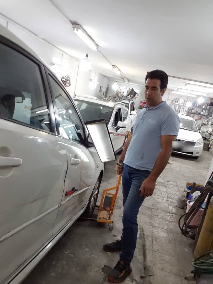 آماده‌سازی تخته نور برای صافکاری درب خودرو